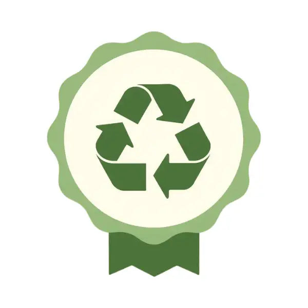 Badge de recyclage vert symbolisant l'engagement durable Animours : une brosse réutilisable sans batteries et sans déchets.